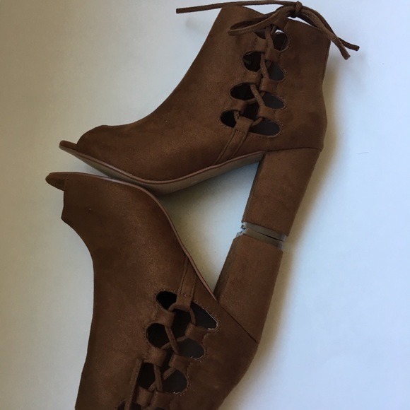 🔥Charles Albert Peep Toe faux suede Bootie Size 6 - Picture 2 of 7